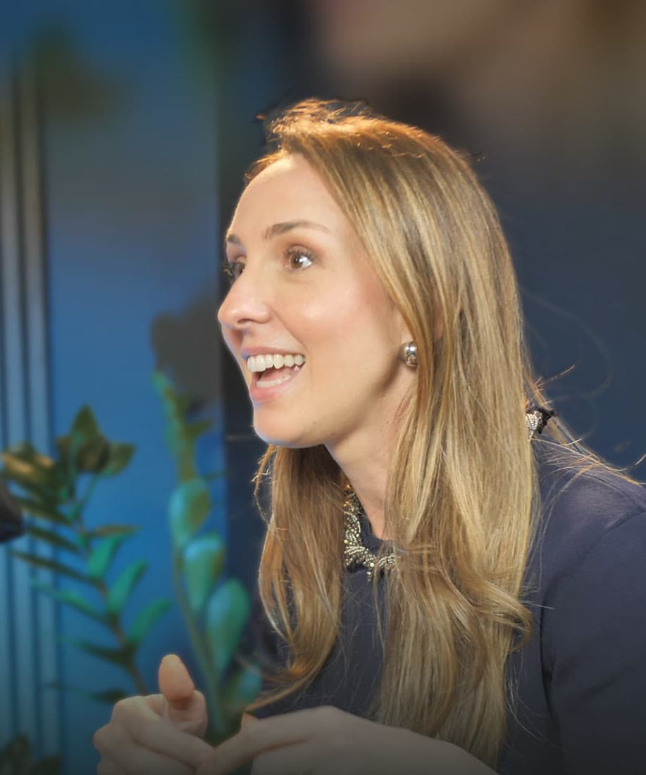 Dra. Petra Stuhr, sorrindo, no estúdio do OUTMAKERS